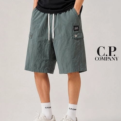 CP.COMPANY 스냅 버뮤다 로고패치 반바지