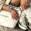 CHANEL 22 샤이니 스티치 카프스킨백 - 미디움