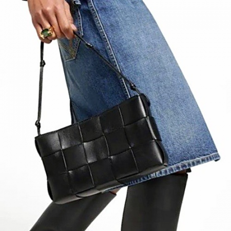 BOTTEGA VENETA 카세트 스트랩 파우치
